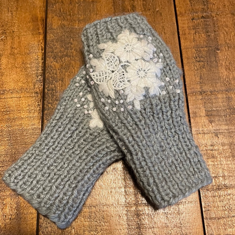 Beautiful fingerless Hand warms